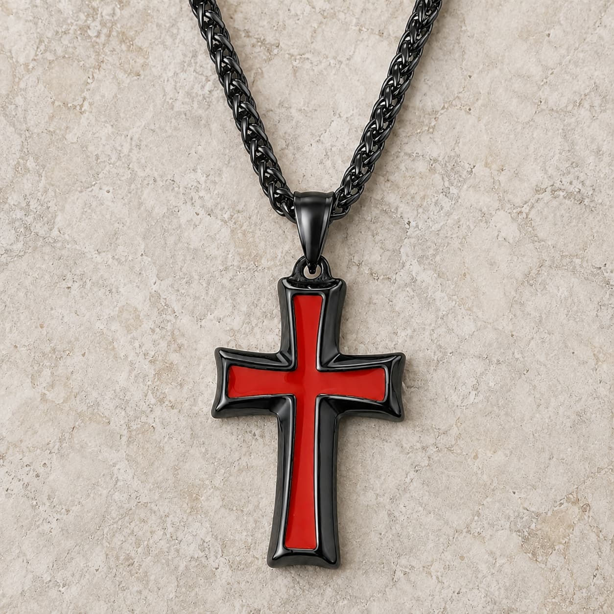 Variante noire et rouge du Collier Ordre du Temple sur pierre médiévale claire