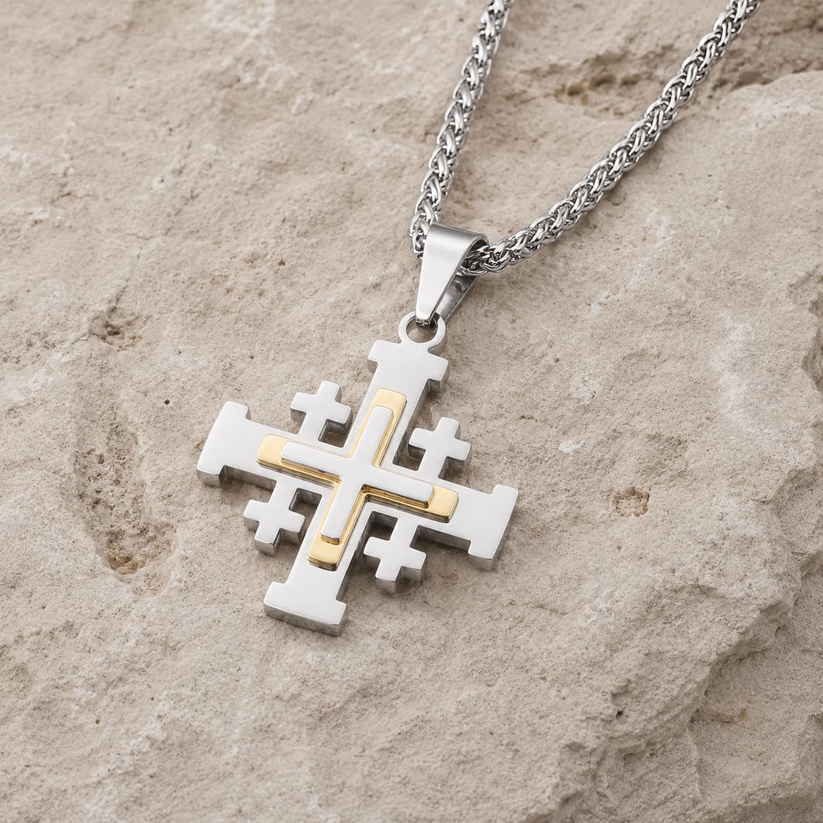 Vue angle du Collier de l’Ordre du Saint Sépulcre en acier inoxydable avec croix argentée et dorée sur pierre médiévale claire