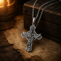Collier Protection de Saint Michel en argent 925 sterling en décor médiéval avec bois ancien parchemin et lumière chaude