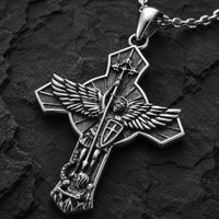 Gros plan du motif du Collier Protection de Saint Michel en argent 925 sterling sur fond anthracite texturé