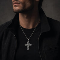 Homme portant le Collier Protection de Saint Michel en argent 925 sterling avec tenue noire et veste sombre