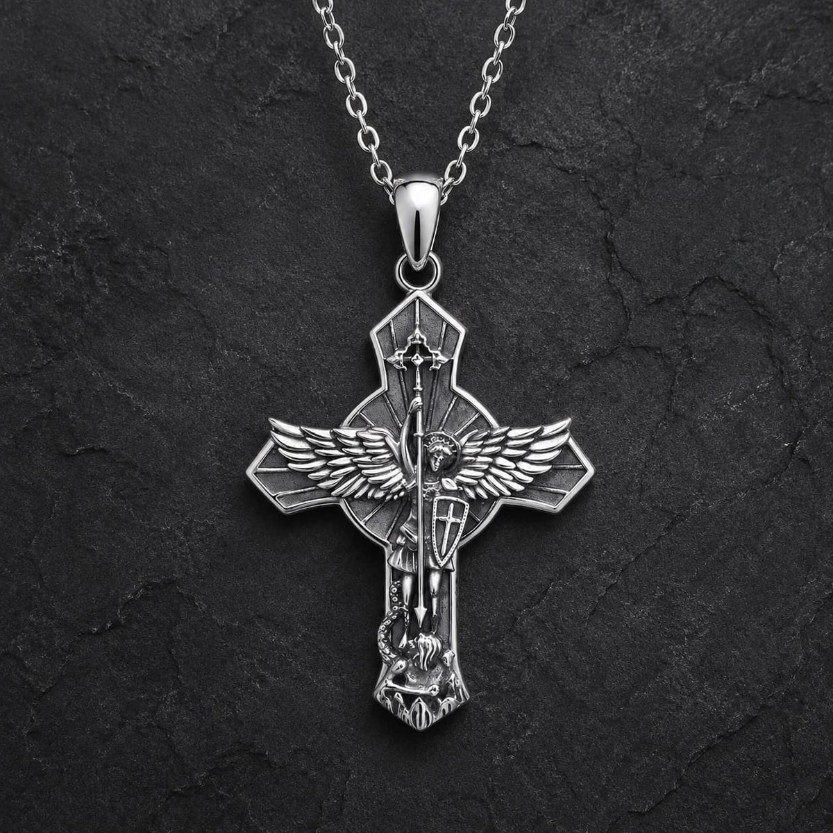 Collier Protection de Saint Michel en argent 925 sterling sur fond anthracite texturé