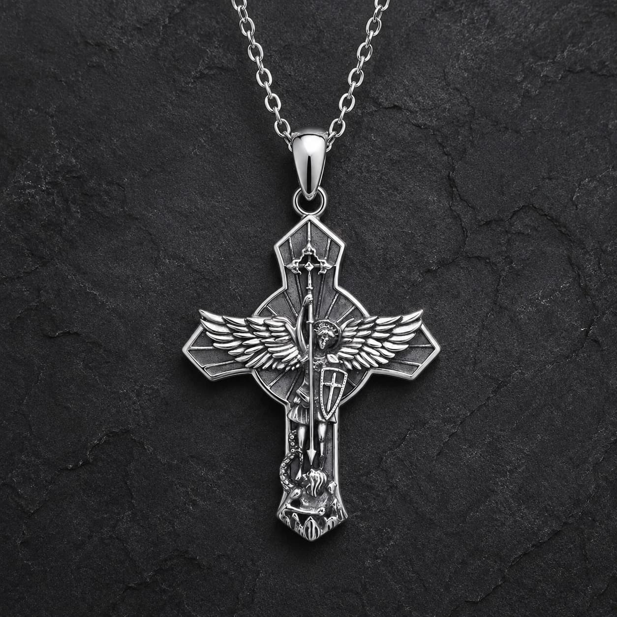 Collier Protection de Saint Michel en argent 925 sterling sur fond anthracite texturé