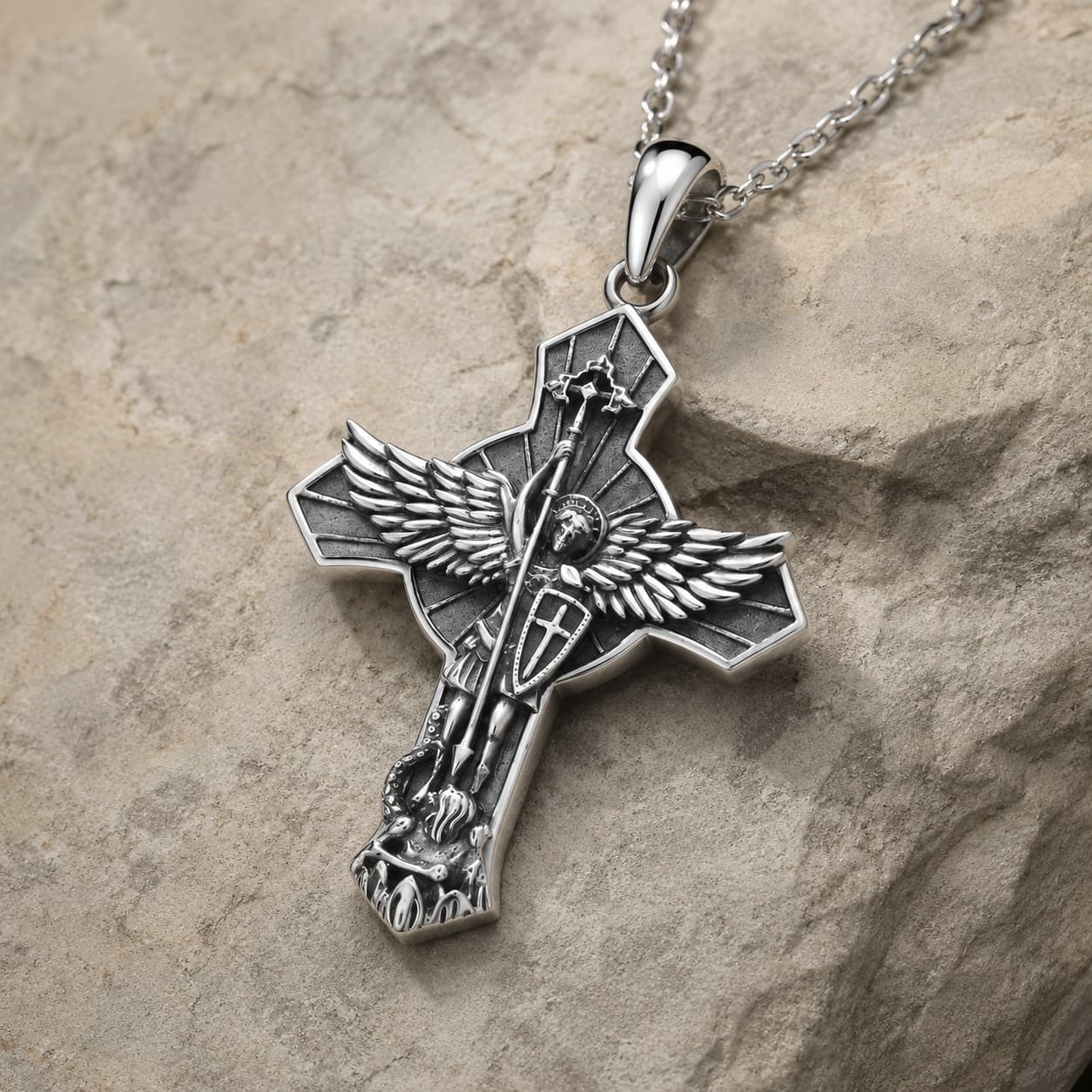 Collier Protection de Saint Michel en argent 925 sterling vue angle 3 4 sur pierre médiévale claire