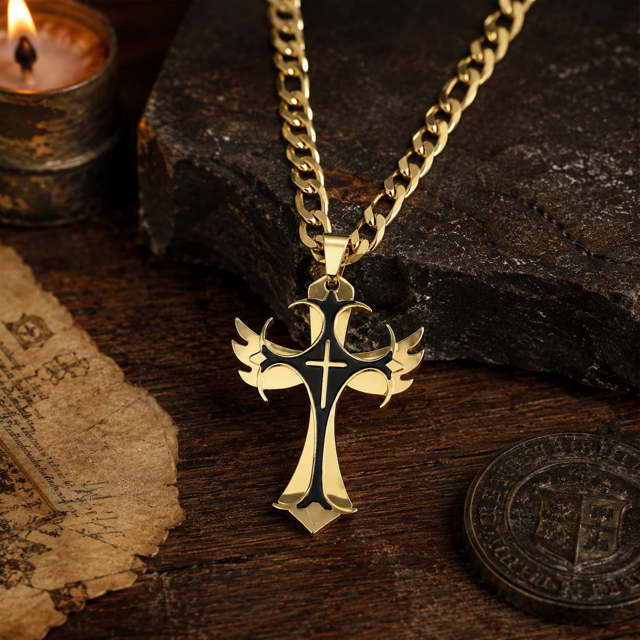 Collier Protection des Croisés présenté dans un décor médiéval premium avec bois et parchemin