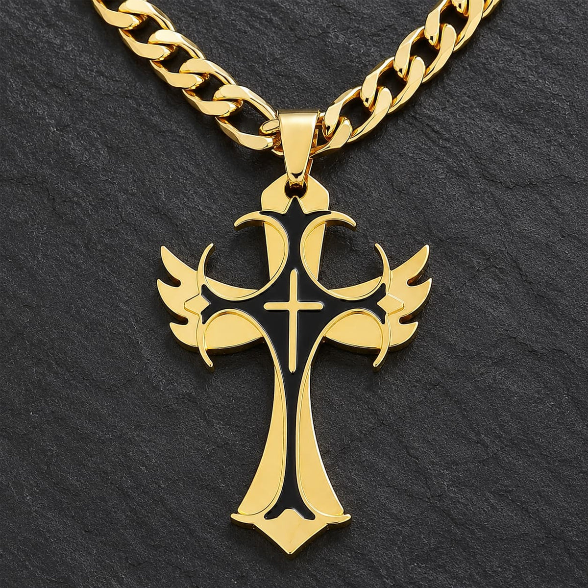 Gros plan du pendentif croix du Collier Protection des Croisés en acier inoxydable