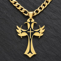 Gros plan du pendentif croix du Collier Protection des Croisés en acier inoxydable