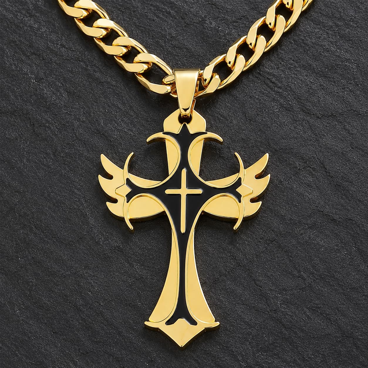 Gros plan du pendentif croix du Collier Protection des Croisés en acier inoxydable