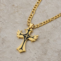Collier Protection des Croisés doré et noir en vue angle 3/4 sur pierre médiévale claire