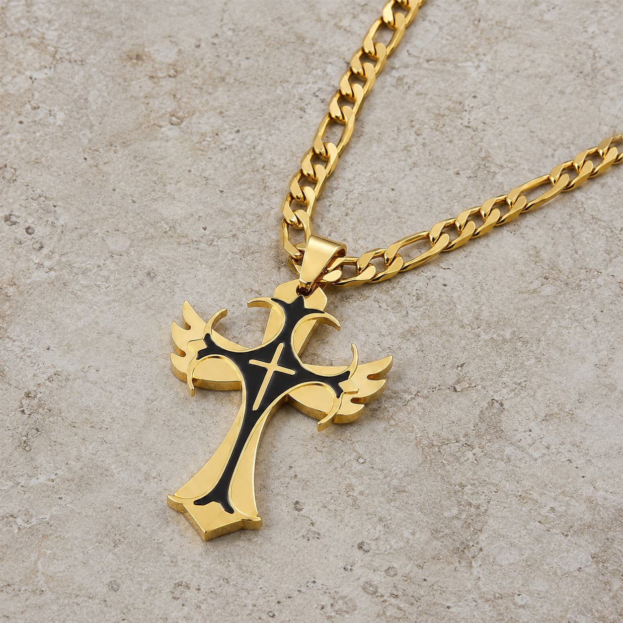 Collier Protection des Croisés doré et noir en vue angle 3/4 sur pierre médiévale claire