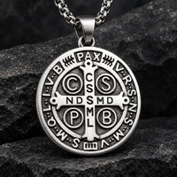 Collier de la Protection de Saint Benoît en acier argent vieilli sur pierre sombre