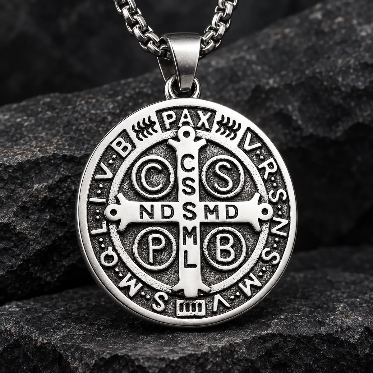 Collier de la Protection de Saint Benoît en acier argent vieilli sur pierre sombre