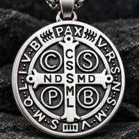 Gros plan sur la Médaille de Saint Benoît et sa croix gravée en acier inoxydable