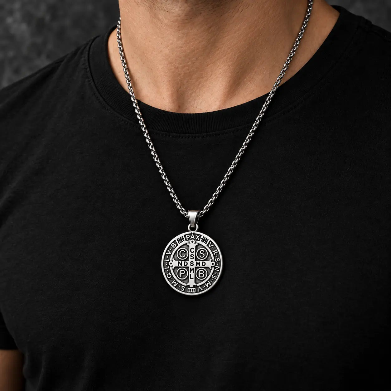 Collier de la Protection de Saint Benoît porté par un homme sur t-shirt noir