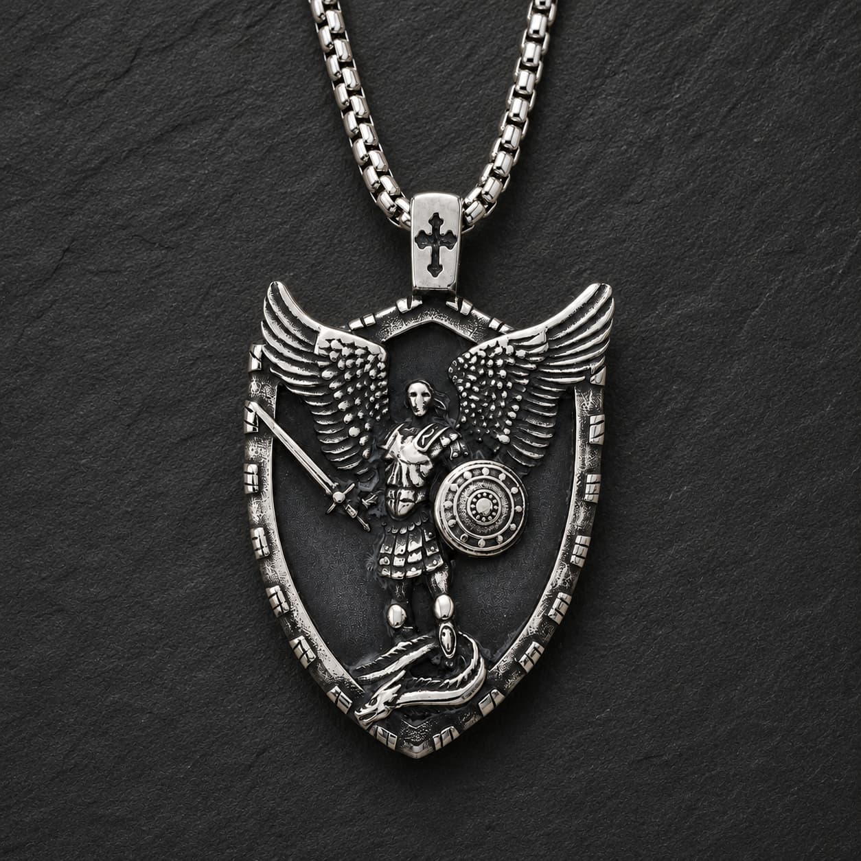 Collier Puissance de Saint Michel en acier inoxydable avec pendentif archange sur fond anthracite
