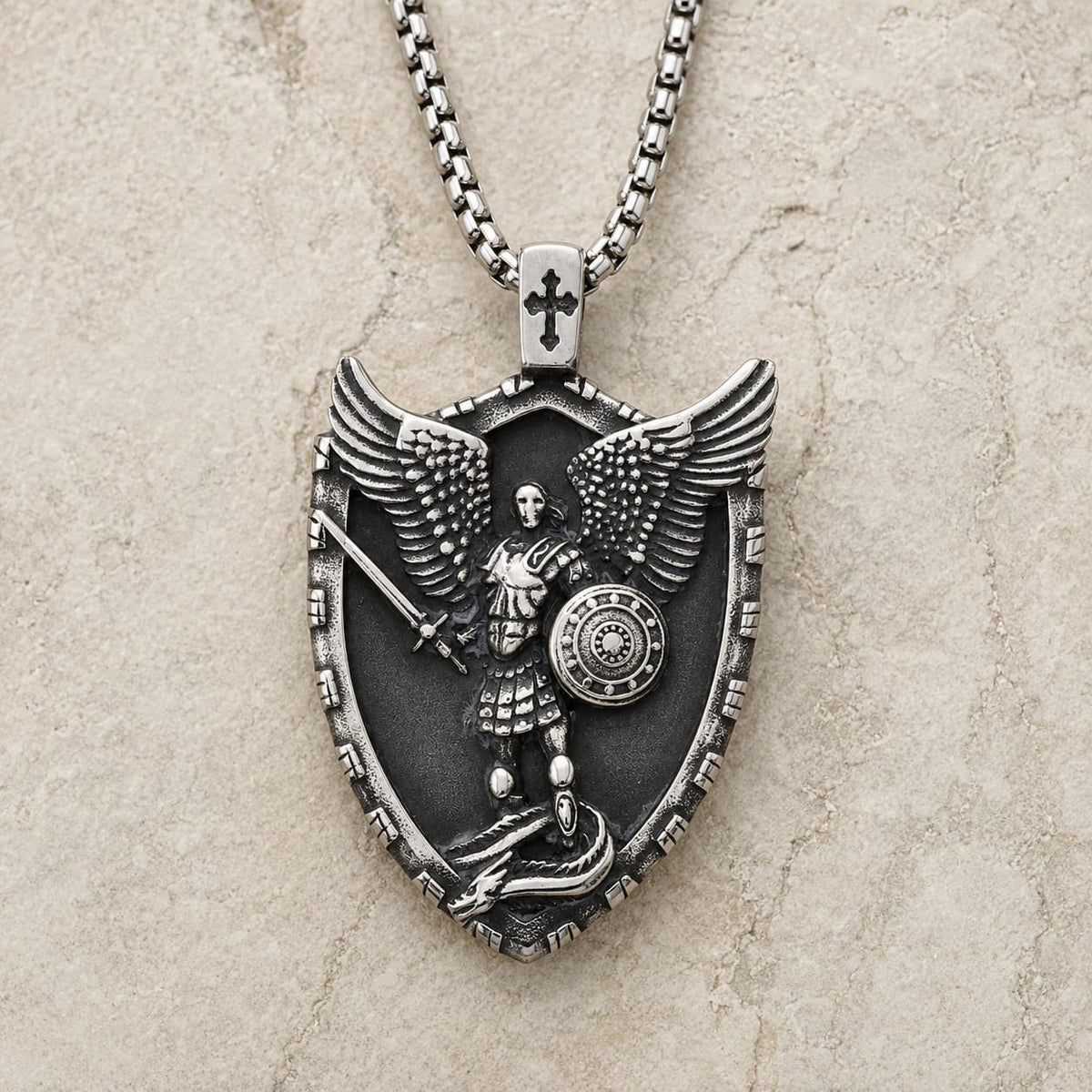 Collier Puissance de Saint Michel en acier inoxydable avec pendentif archange sur pierre médiévale claire