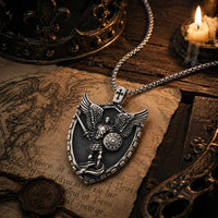 Collier Puissance de Saint Michel présenté dans un décor médiéval avec bois ancien et parchemin