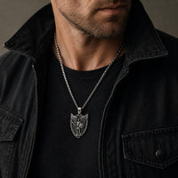 Collier Puissance de Saint Michel porté par un homme avec tenue noire et veste sombre