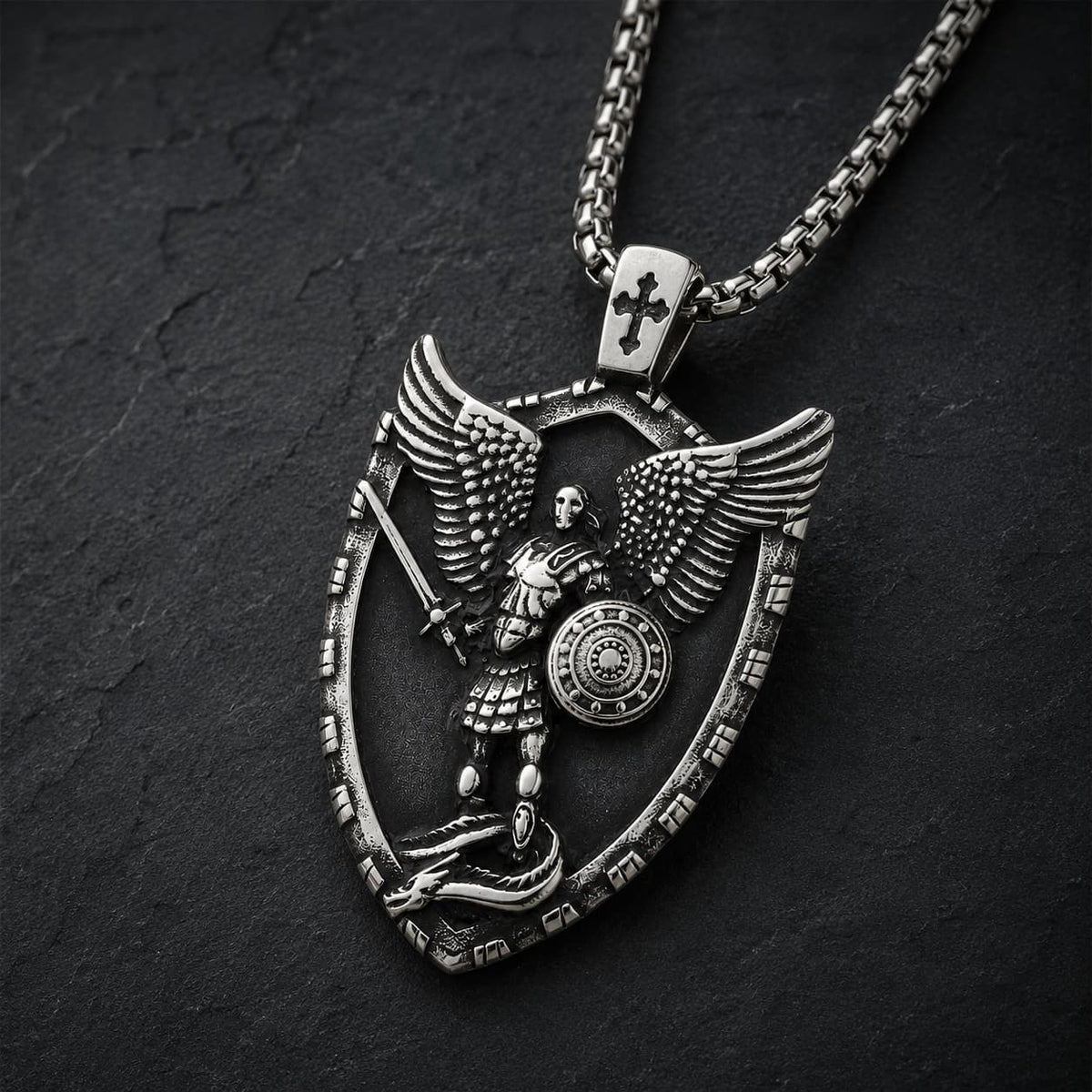 Collier Puissance de Saint Michel en acier inoxydable vue angle 3/4 sur fond anthracite