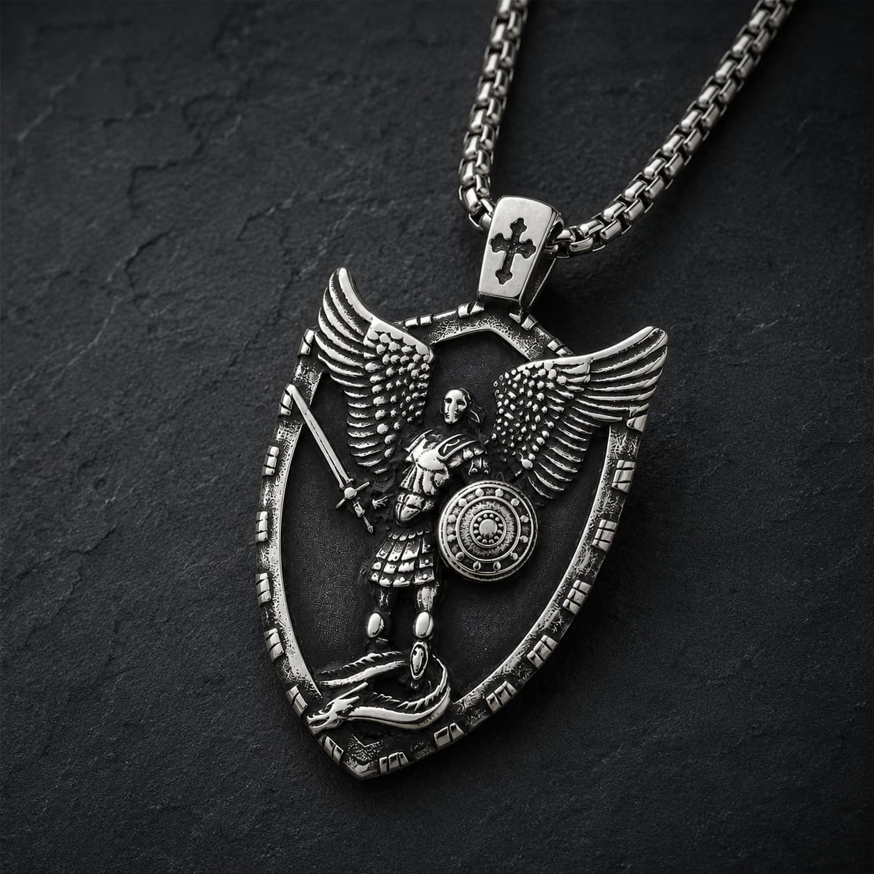 Collier Puissance de Saint Michel en acier inoxydable vue angle 3/4 sur fond anthracite