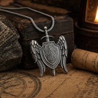 Collier Quis Ut Deus en acier inoxydable présenté dans une ambiance médiévale avec bois ancien et parchemin.