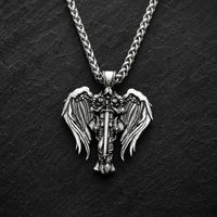 Collier Sacré de l'Archange en acier inoxydable sur fond anthracite texturé