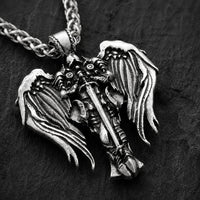 Gros plan du pendentif Collier Sacré de l'Archange en acier inoxydable