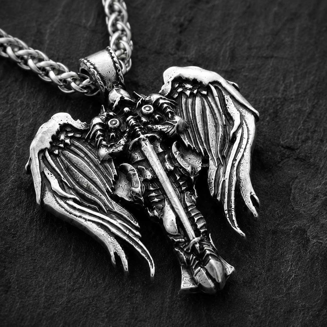 Gros plan du pendentif Collier Sacré de l'Archange en acier inoxydable