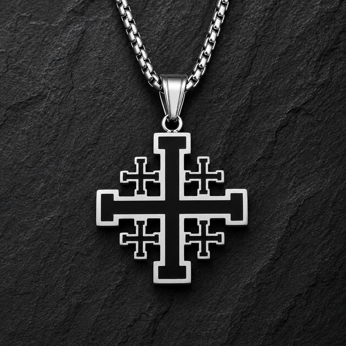 Collier Sacré de l’Ordre de Jérusalem en acier inoxydable argenté et noir sur fond anthracite