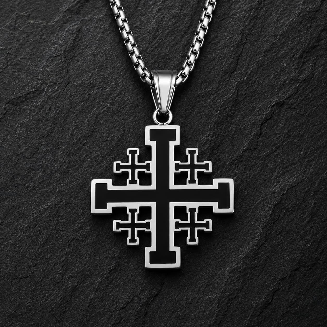Collier Sacré de l’Ordre de Jérusalem en acier inoxydable argenté et noir sur fond anthracite