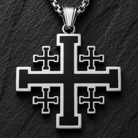 Gros plan du pendentif croix de Jérusalem argenté et noir en acier inoxydable