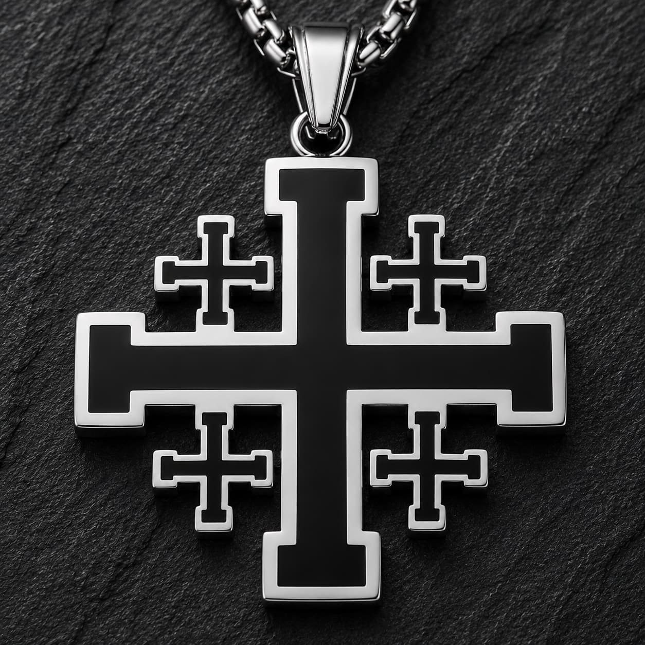 Gros plan du pendentif croix de Jérusalem argenté et noir en acier inoxydable