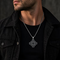 Collier Sacré de l’Ordre de Jérusalem porté par un homme avec veste noire