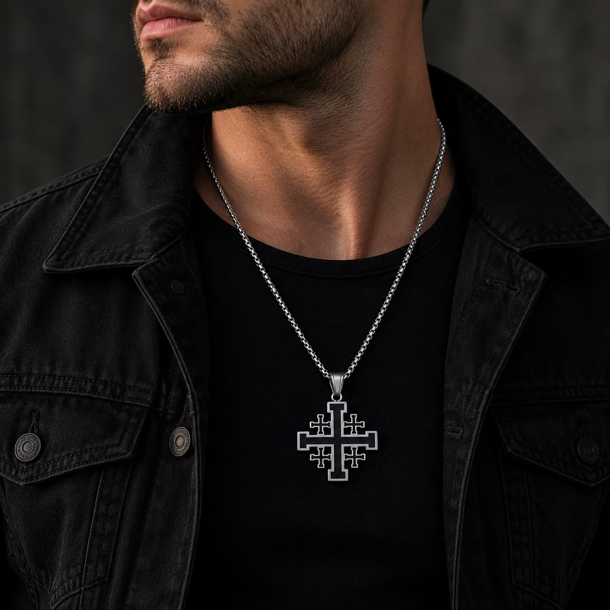 Collier Sacré de l’Ordre de Jérusalem porté par un homme avec veste noire