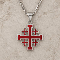 Variante rouge et argentée du collier Sacré de l’Ordre de Jérusalem sur pierre médiévale claire