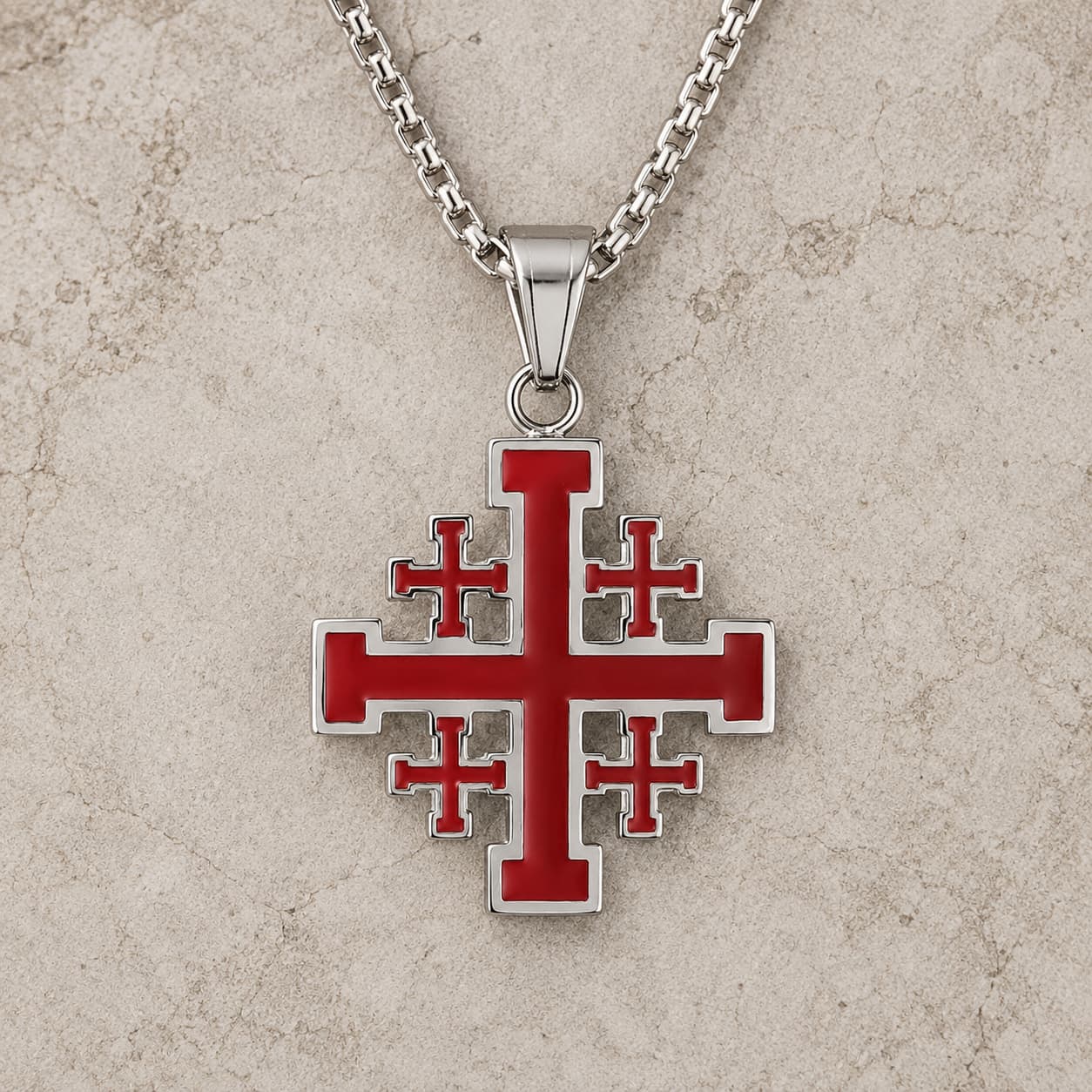 Variante rouge et argentée du collier Sacré de l’Ordre de Jérusalem sur pierre médiévale claire