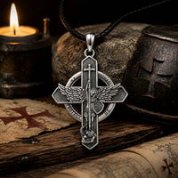 Collier Sacré de Saint Michel en argent 925 sterling dans un décor médiéval avec bois ancien et parchemin