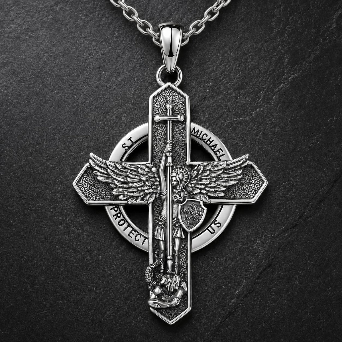 Collier Sacré de Saint Michel en argent 925 sterling sur fond anthracite texturé
