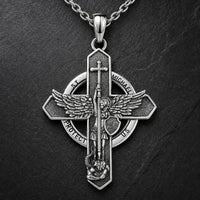 Collier Sacré de Saint Michel en argent 925 sterling sur fond anthracite texturé