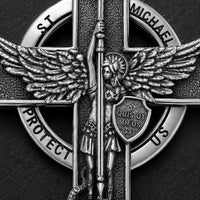 Gros plan du pendentif Saint Michel Protect Us du Collier Sacré de Saint Michel en argent 925 sterling