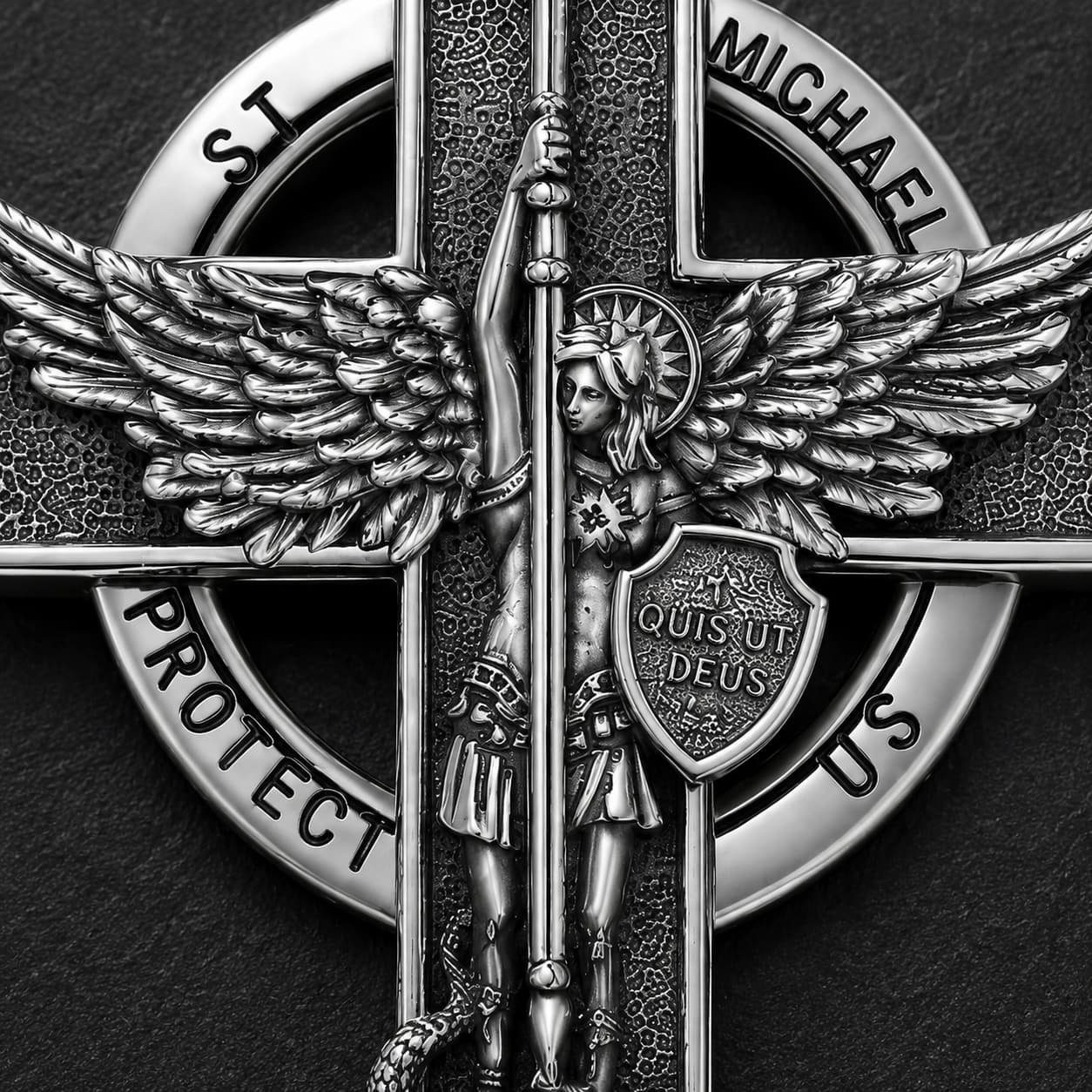 Gros plan du pendentif Saint Michel Protect Us du Collier Sacré de Saint Michel en argent 925 sterling