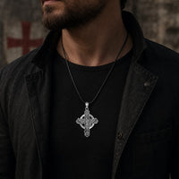 Collier Sacré de Saint Michel en argent 925 sterling porté par un homme avec tenue noire et veste sombre