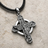 Collier Sacré de Saint Michel en argent 925 sterling présenté en angle sur pierre médiévale claire