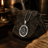 Collier Saint Christophe Protecteur en acier inoxydable mis en scène dans une ambiance médiévale premium avec bois ancien, pierre et lumière chaude.