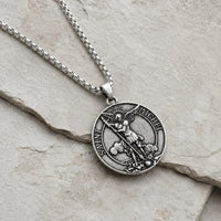 Collier Saint Michel Protecteur en acier inoxydable vue angle 3 4 sur pierre médiévale claire beige gris