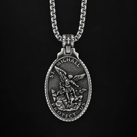 Collier de la Victoire de Saint Michel en finition argent vieilli sur fond sombre