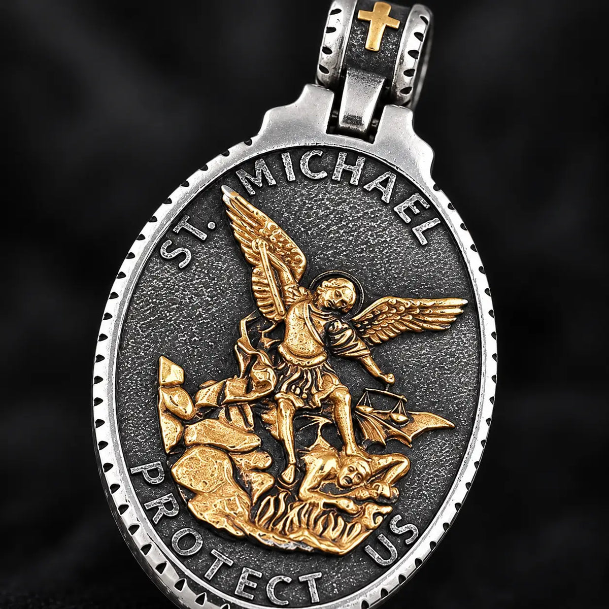 Gros plan du Collier de la Victoire de Saint Michel avec relief du pendentif et inscription