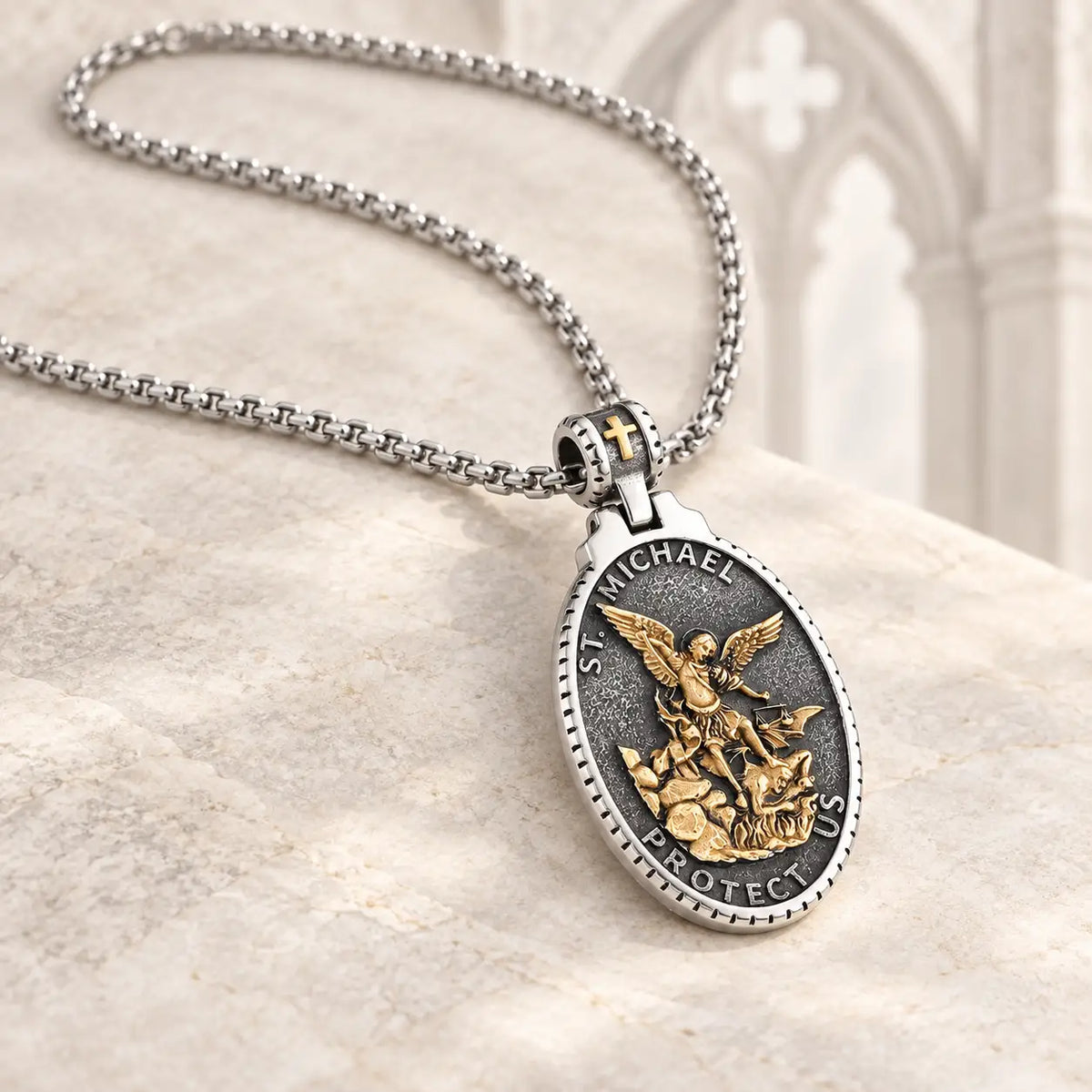 Collier de la Victoire de Saint Michel vu de trois quarts sur fond pierre claire