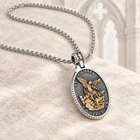 Collier de la Victoire de Saint Michel vu de trois quarts sur fond pierre claire
