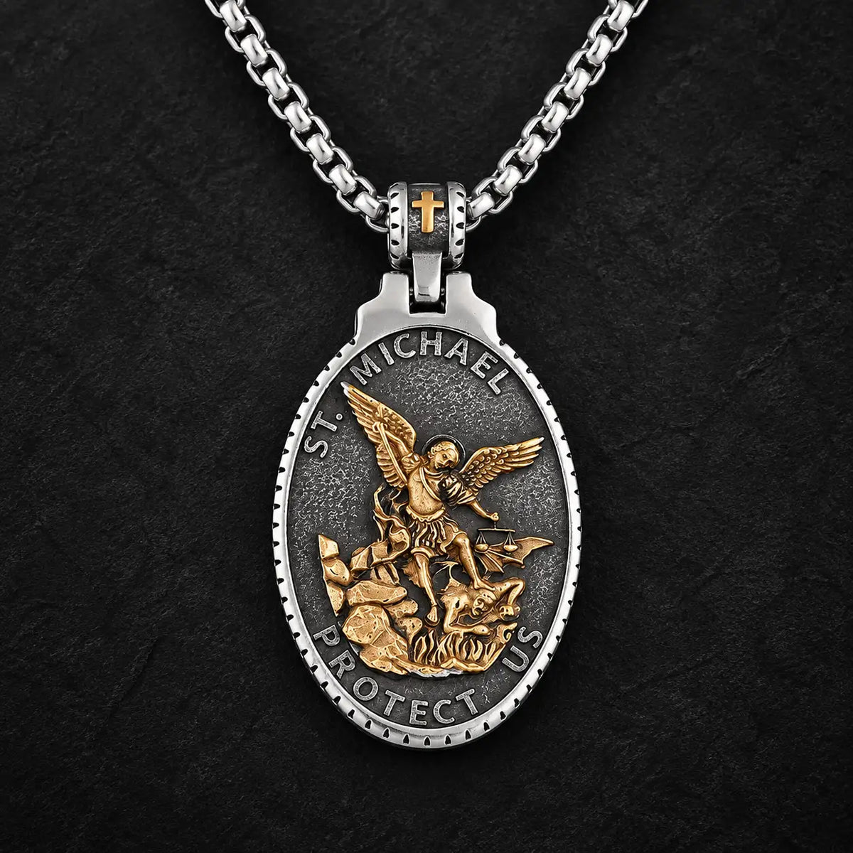 Collier de la Victoire de Saint Michel en finition or et argent sur fond sombre